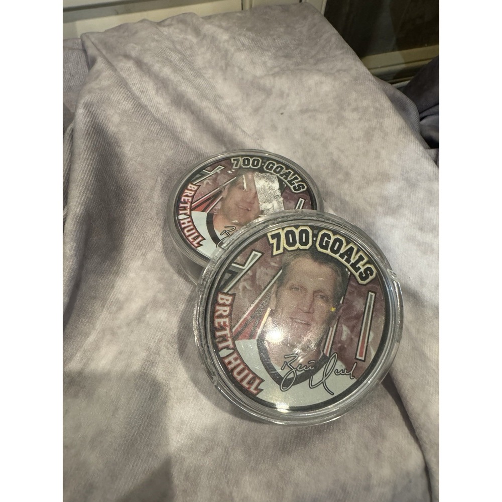 BRETT HULL DETROIT RED WINGS PUCK Sealed Set Of 2